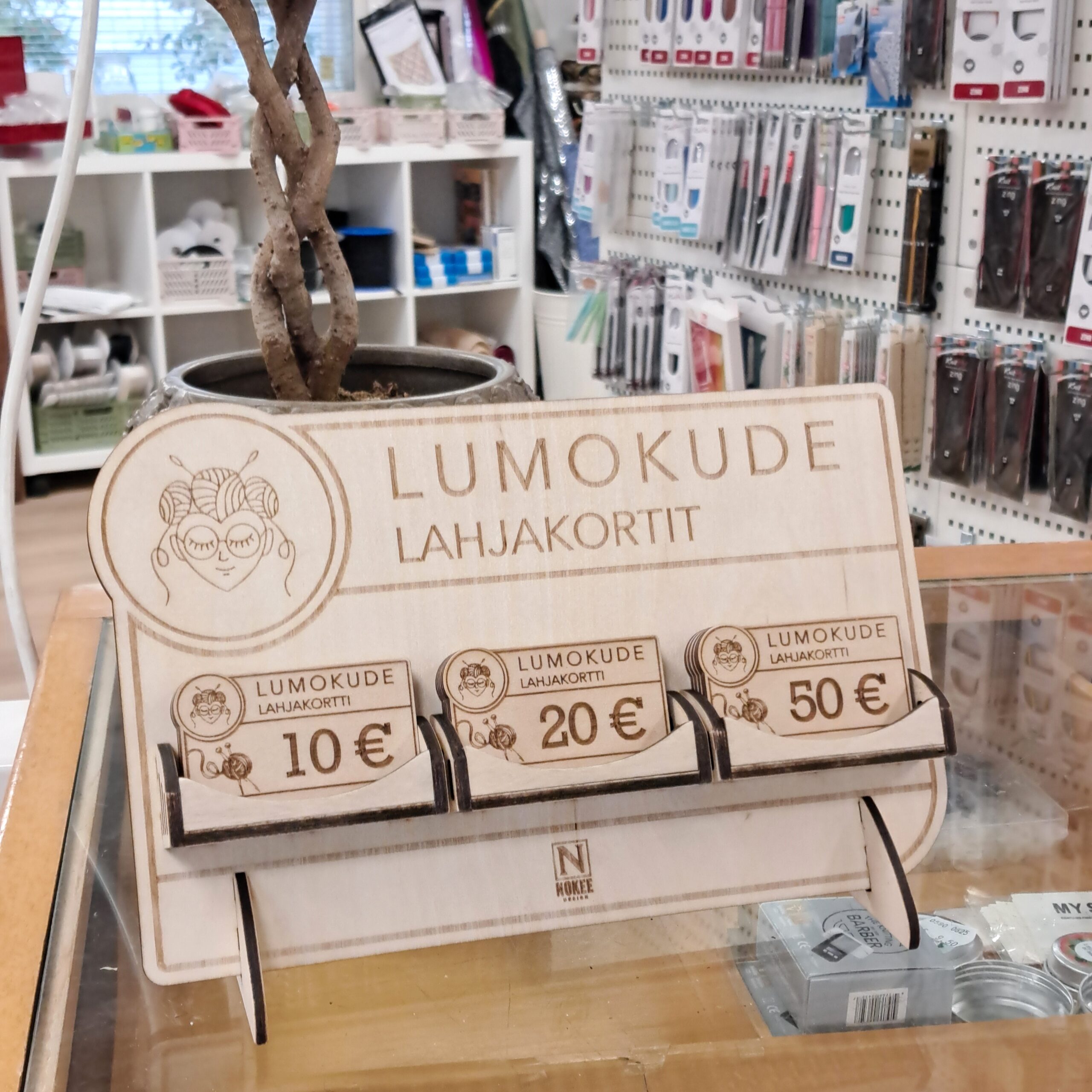 Uudelleenkäytettävät lahjakortit Lumokude Oy tiskillä